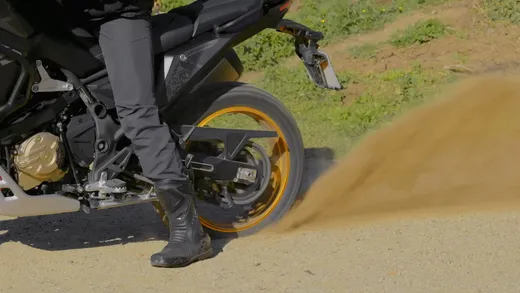 Fotograma de una review de moto de MR.RPM